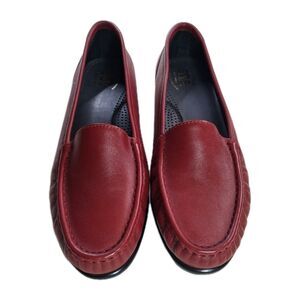 EUC SAS Sz 9M Red Leather Loafer Shoe Simply Womens Slip On Comfort Walking USA